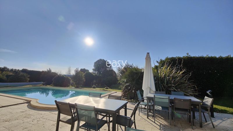 Event venue located in Bordeaux, France, featuring a beautiful swimming pool