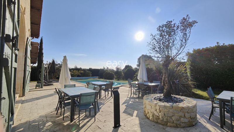 Villa with private swimming pool located in Bordeaux, FRANCE, ideal for photoshoots
