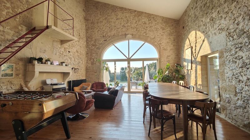 villa available for rent for shooting purposes in the Gironde department in France