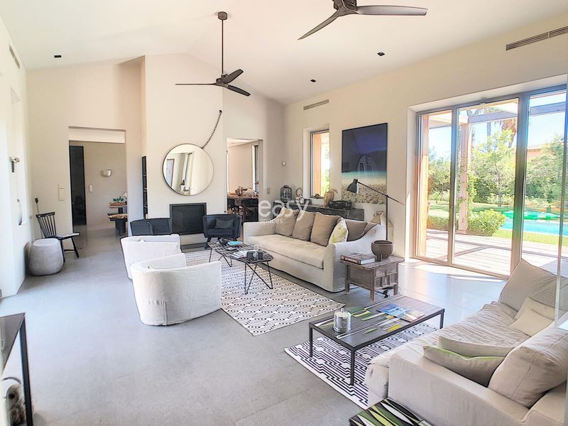 location for a professional photo shoot in the beautiful town of Saint Tropez