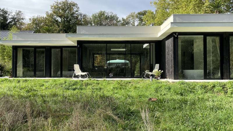 Contemporary villa available for rent for filming purposes in the Île-de-France region near Paris, FRANCE