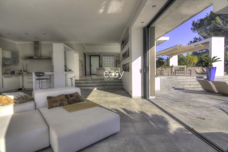 rental of an event venue located in the city of Cannes