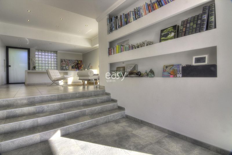 find a suitable and convenient location for a professional photoshoot in Cannes