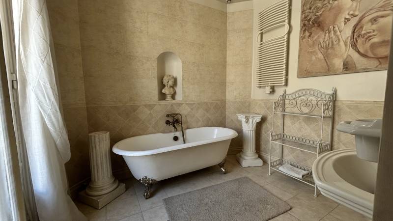 Haussmannian style apartment available for rent located in Paris, France for photo shooting