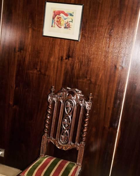 Vintage photo shoot location with wooden walls in Paris, France