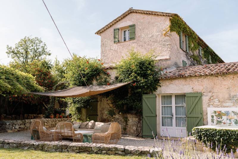 Renting a beautiful house with a private swimming pool for a professional photo shoot in the South of France