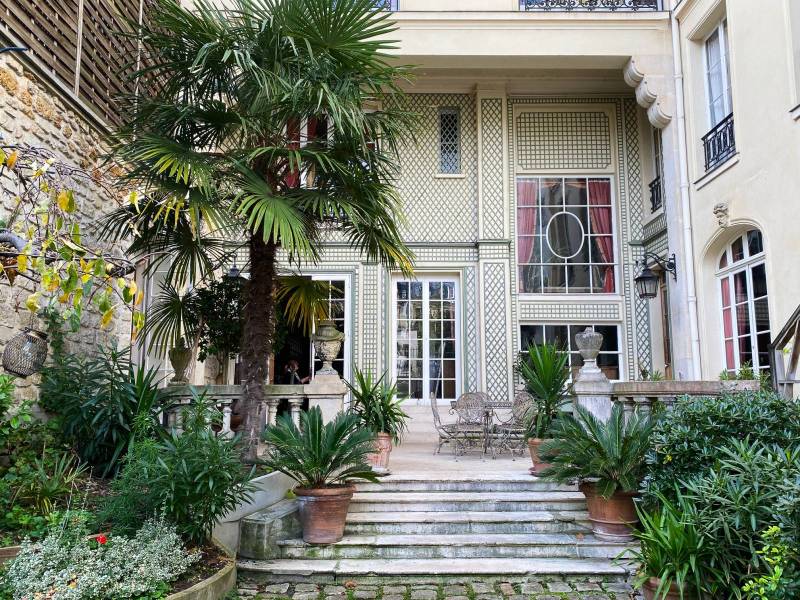 unusual photo shoot location in Paris