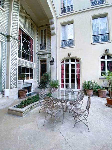 event venue with garden in the center of Paris