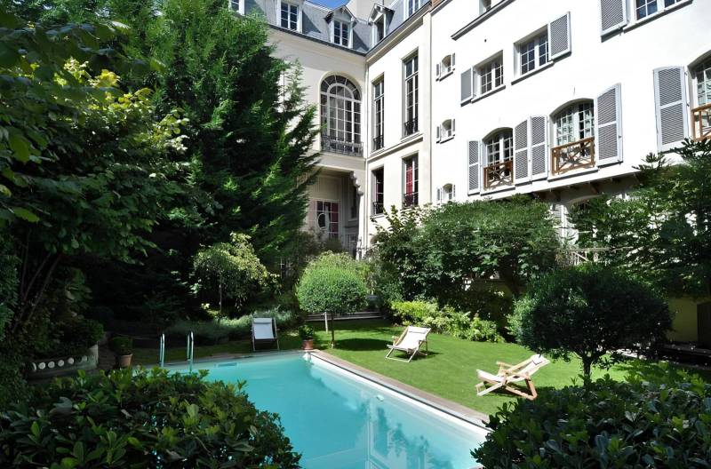 shooting location with garden in the center of Paris