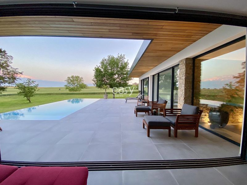 villa with terrace suitable for professional photoshoot located in Toulouse, FRANCE