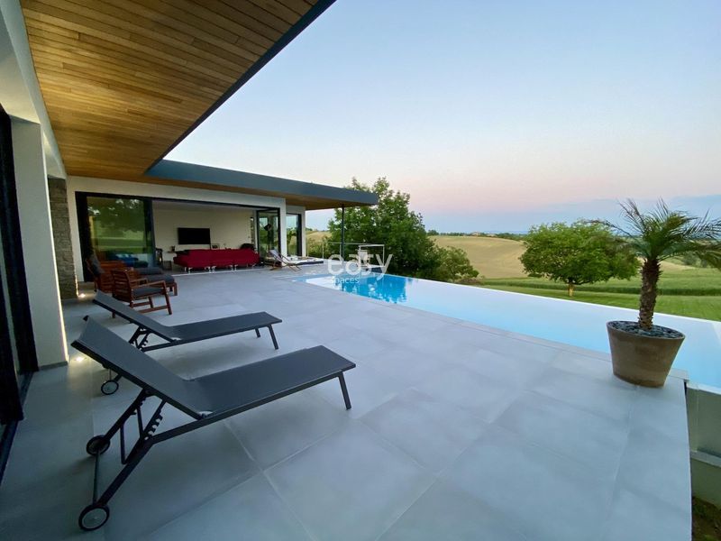 Event venue with swimming pool located in Toulouse, France, perfect for various types of celebrations and professional gatherings