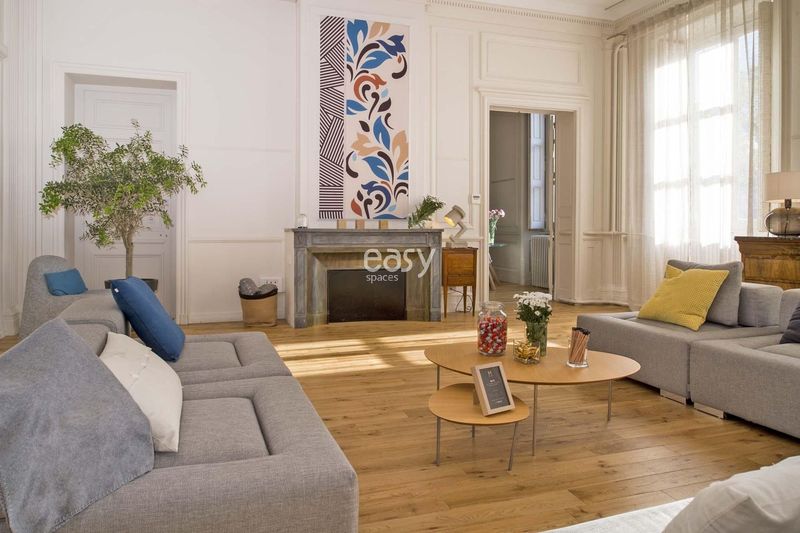 renting a showroom space in the city of Lyon located in the department number 69