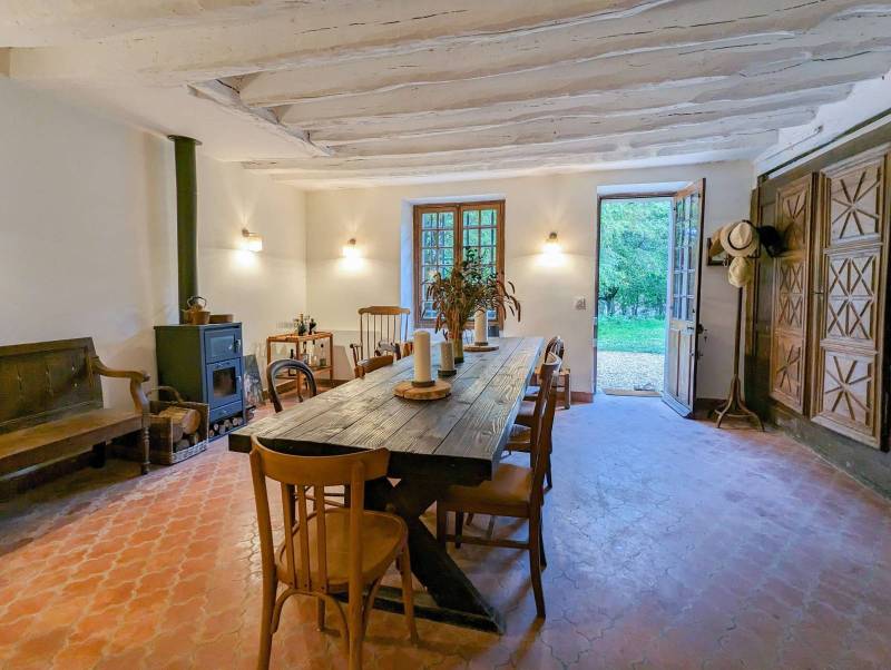 rent a stone estate for filming in the Ile-de-France region