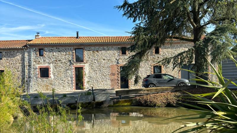 find a suitable and ideal photoshoot location in the city of Nantes in FRANCE