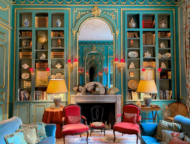 Haussmannian-style apartment available for rent in Paris, France, ideal for photo shoots and filming sessions