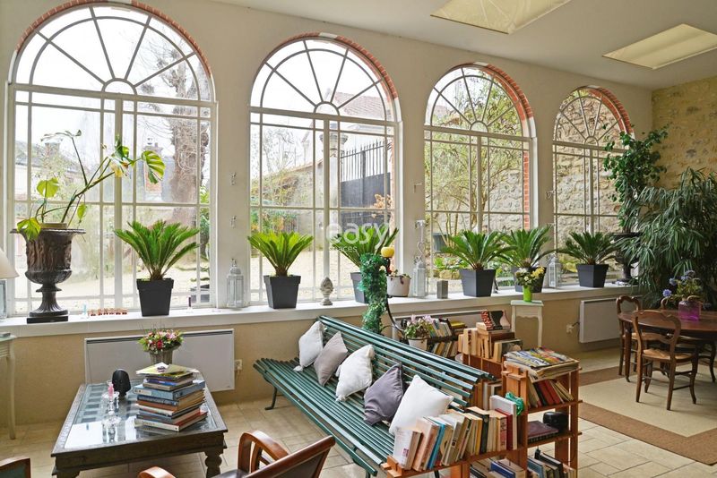 find a suitable and picturesque setting or decor for a professional photo shoot in the city of Paris