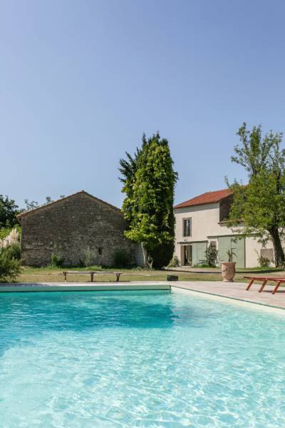 Rent a beautiful farmhouse for photo shoots, filming and events in Provence