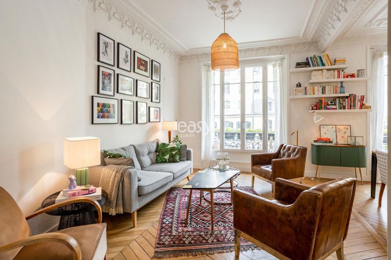 rent a location with parquet floors and decorative moldings for photo shoots in PARIS, FRANCE