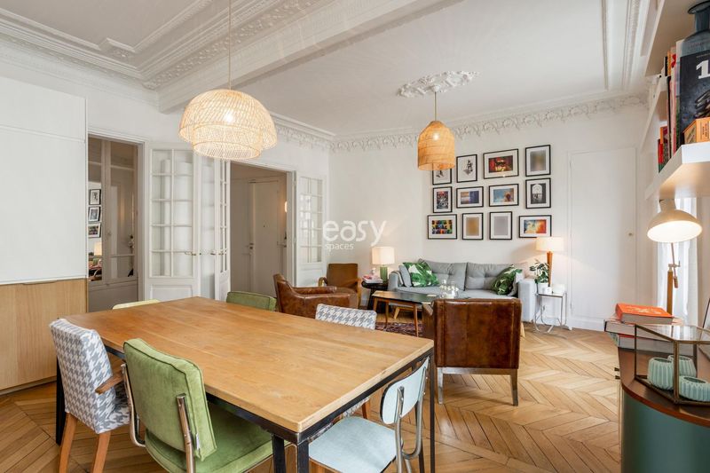 location with parquet flooring and decorative moldings ideal for photo shoots in Paris, FRANCE