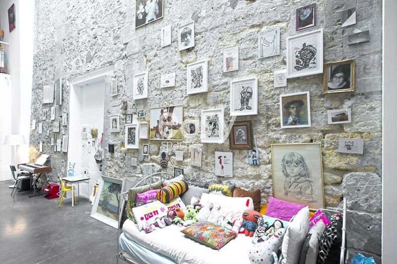 Where can one find an appropriate setting or backdrop specifically designed for photo shoots involving children?