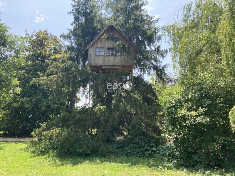 Natural outdoor filming location in the region of Paris, FRANCE