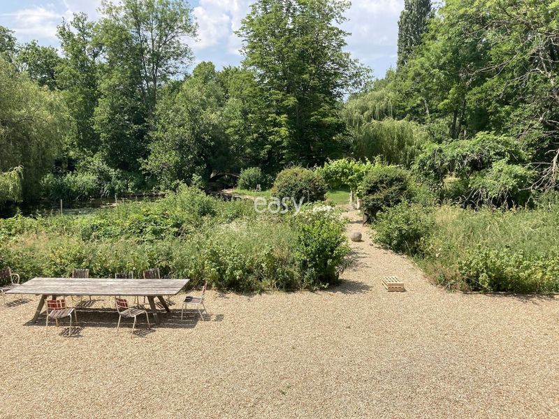 Garden located in Paris, France, perfect for professional photoshoots and photography sessions