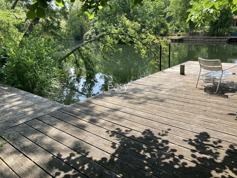 Natural scenic backdrop perfectly suited for photo shoots in Paris, FRANCE