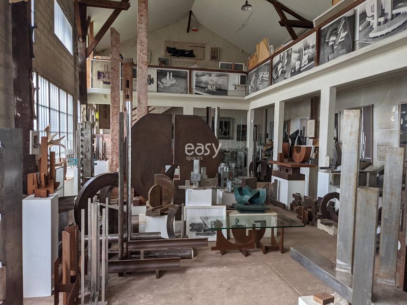 artist studio space available for rent in Paris, France, ideal for professional photo shoots and creative projects