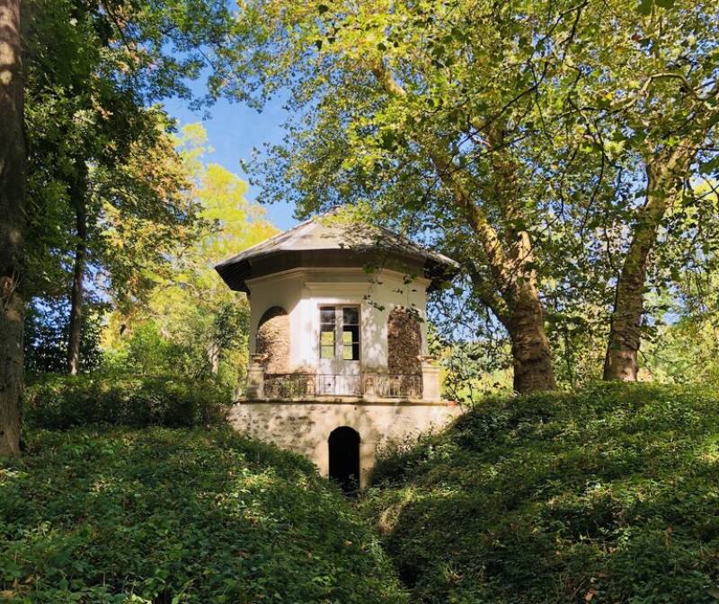 Rustic countryside setting ideal for a professional photoshoot in the Île-de-France region, France