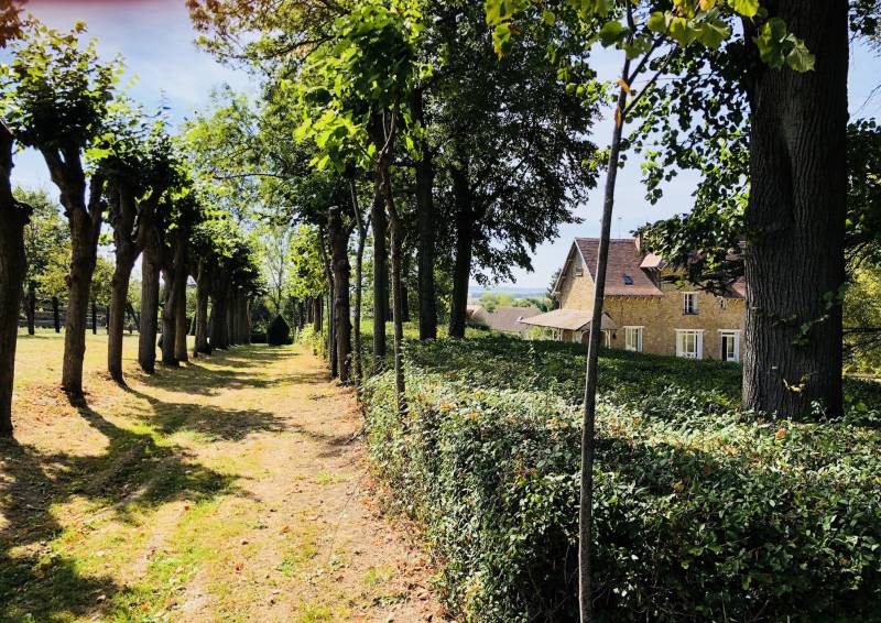 Location in France with a Pond Perfect for a Photo Shoot Near Paris