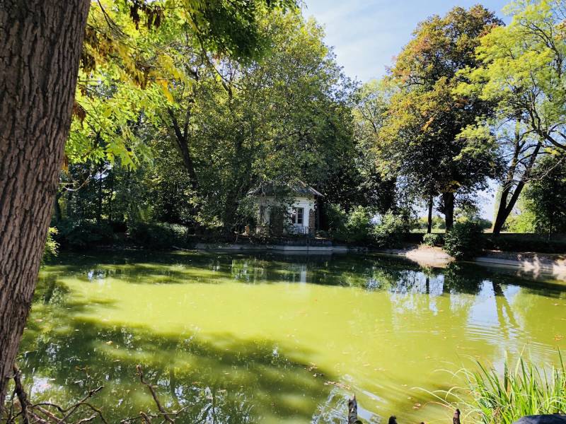 Location with water feature ideal for photography shoot in Paris, France