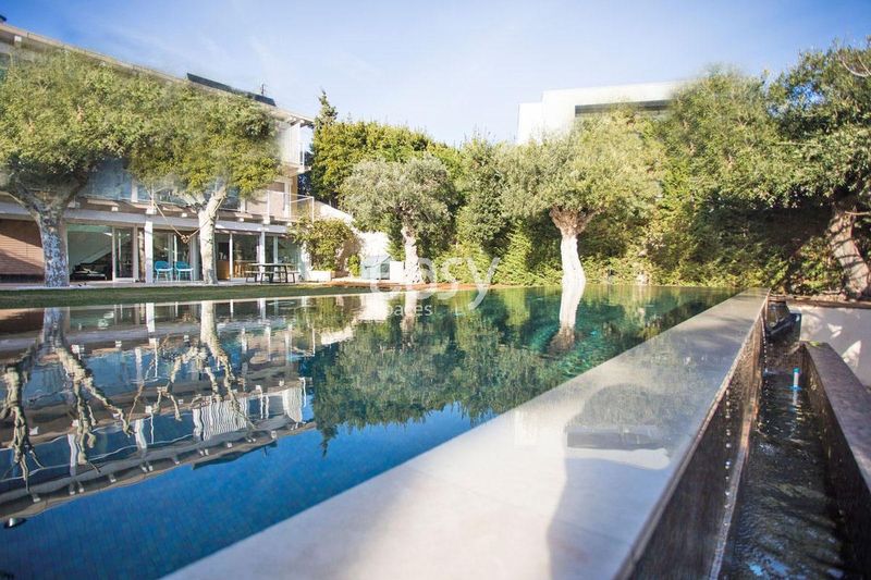 Place available for professional photo shoot rental in the vibrant city of Marseille