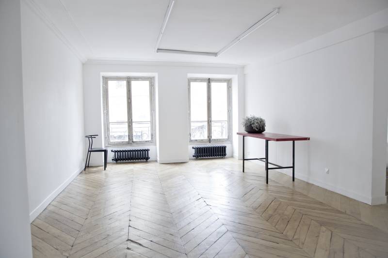 rent an authentically aged and charming location for a photo shoot in Paris, FRANCE