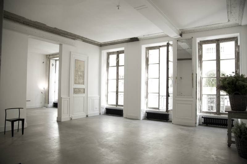 Renting an Apartment for Hosting a Cocktail Dinner Party in Paris, France with Elegant Ambiance and Convenient Location