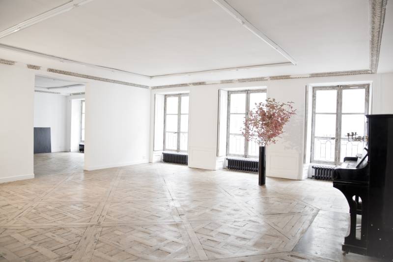 Rent a charming and authentically aged Haussmann-style apartment perfectly suited for photoshoots in Paris, FRANCE