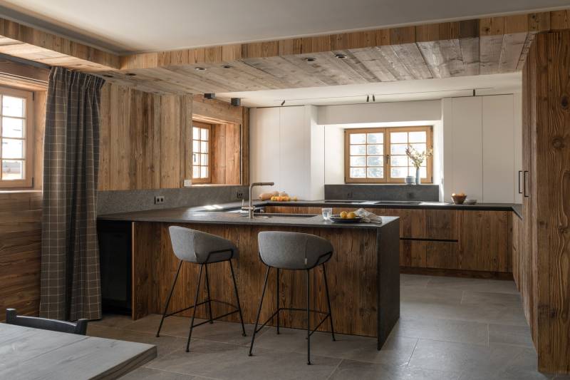 Location of the photo shoot in the mountains in FRANCE with scenic natural landscapes