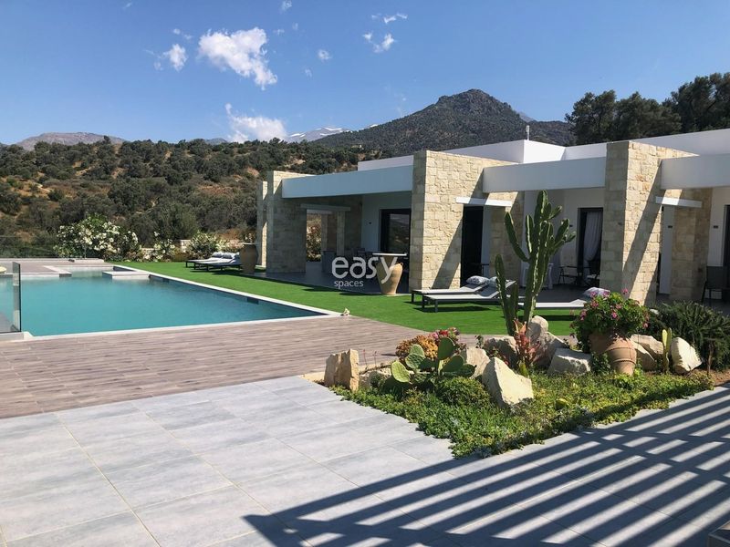 Villa available for rent in France for professional photoshoot purposes in Crete