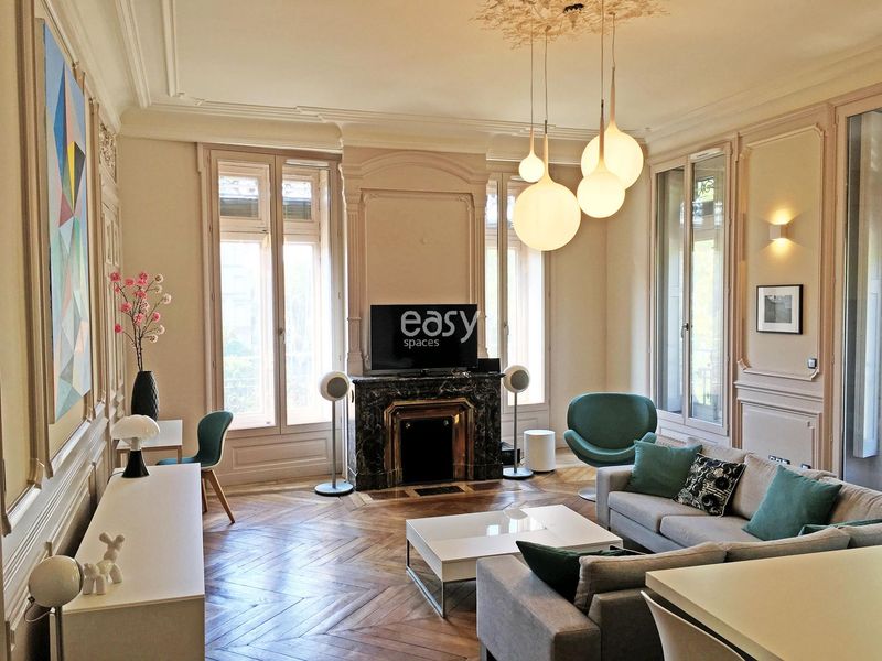 scenery and decorative elements designed specifically for photo shoots in Lyon