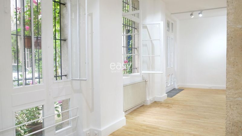 spacious and modern showroom space located in the heart of Paris