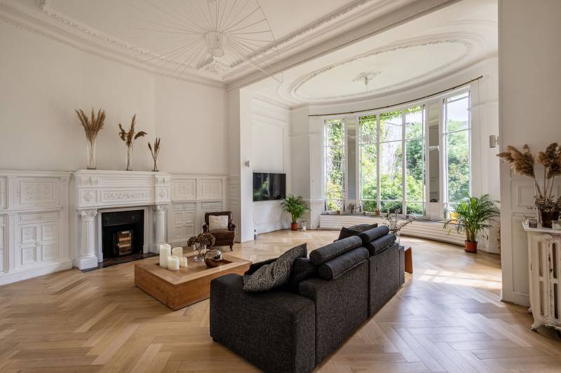 beautiful bathroom with ideal setting and perfect lighting for filming in Lille, FRANCE