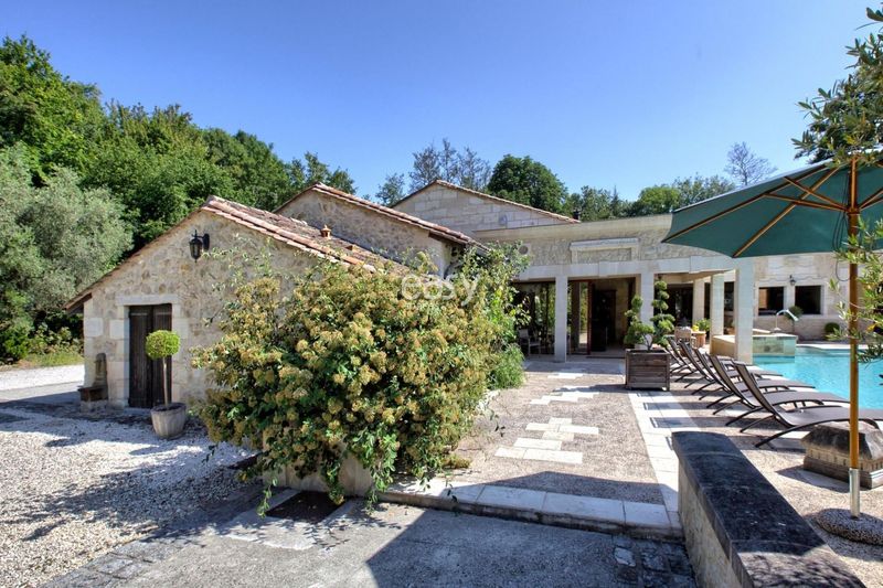 villa available for rent in Bordeaux, France, specifically for photo and video shooting purposes