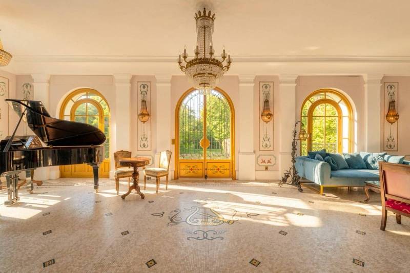 rent a Seaview castle for filming and photoshoot Marseille
