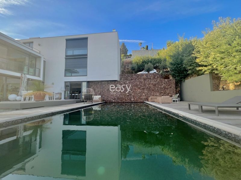 rent a venue with a swimming pool in Cannes for a professional photo shoot session in France