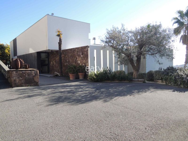 Contemporary villa in Cannes ideally suited for professional photo shoot sessions