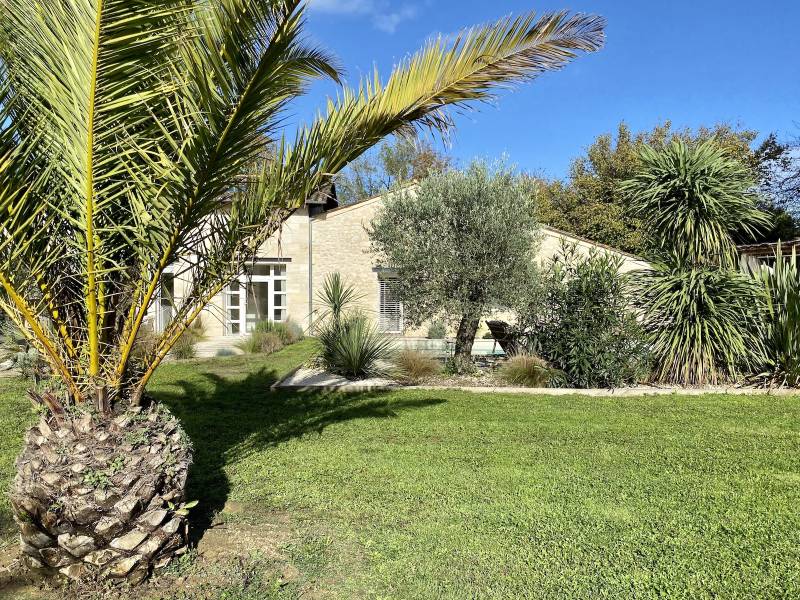 Stone house available for rent for filming purposes in the city of Bordeaux, FRANCE