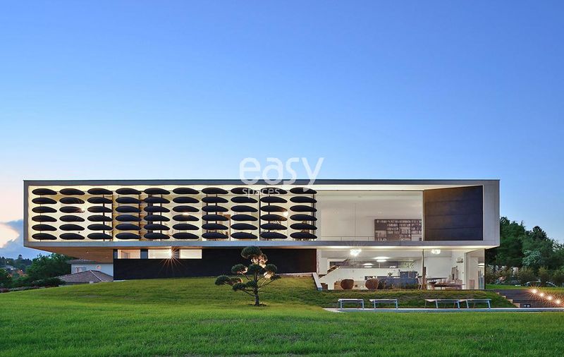 Contemporary modern house designed specifically for professional photo shoots in Lyon