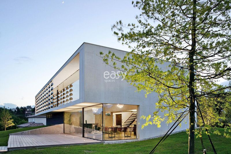 Contemporary house available for professional photo shooting location in Lyon 69