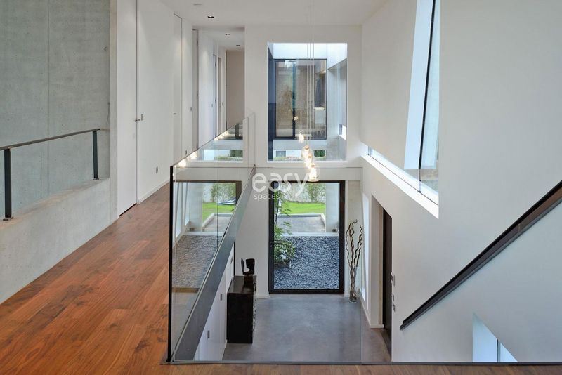 location scouting agency located in the city of Lyon, specializing in finding filming sites