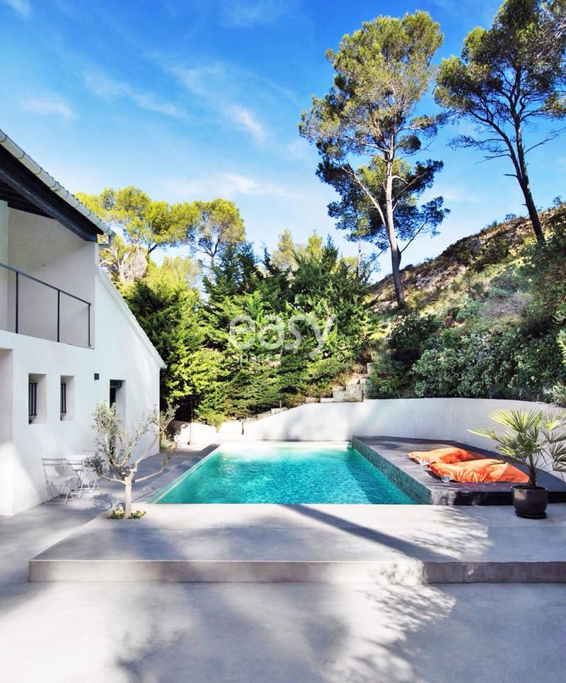 Contemporary modern house with a spectacular swimming pool perfectly designed for photo shoots in the PACA region