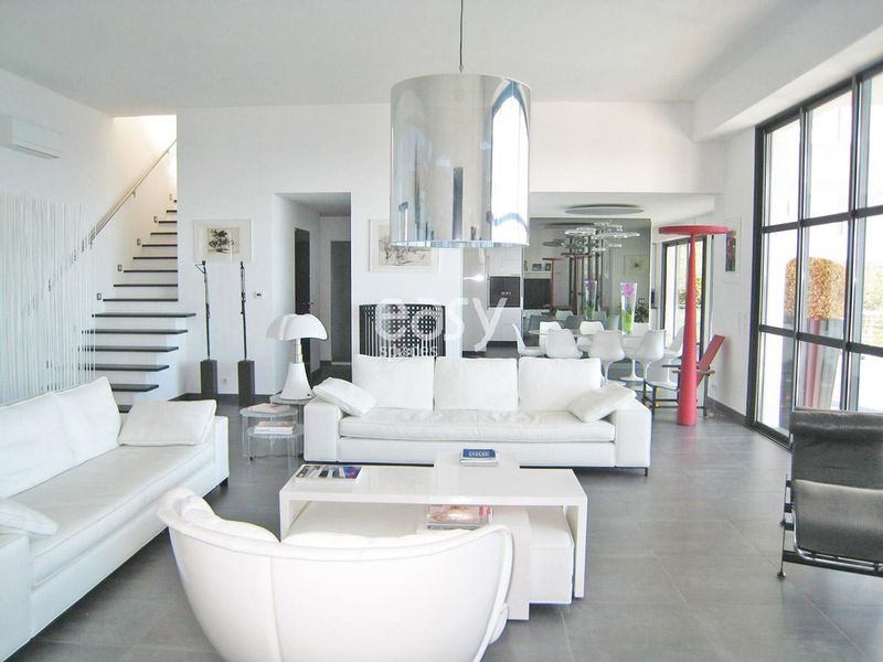 filming locations and specific shooting sites in Saint-Tropez Var region in the Provence-Alpes-Côte d'Azur area 83